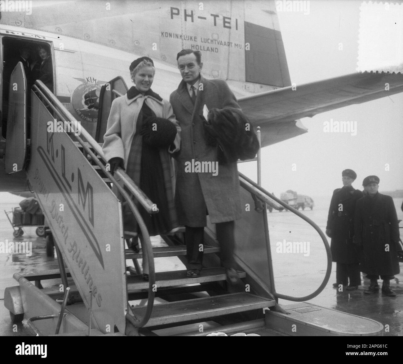 Arrivée film Star Ann Todd et son mari réalisateur David Lean à Schiphol Date: 19 décembre 1952 lieu: Noord-Holland, Schiphol mots clés: Arrivées, stars du cinéma, réalisateurs, aéroports Nom personnel: Lean, David, Todd, Ann Banque D'Images