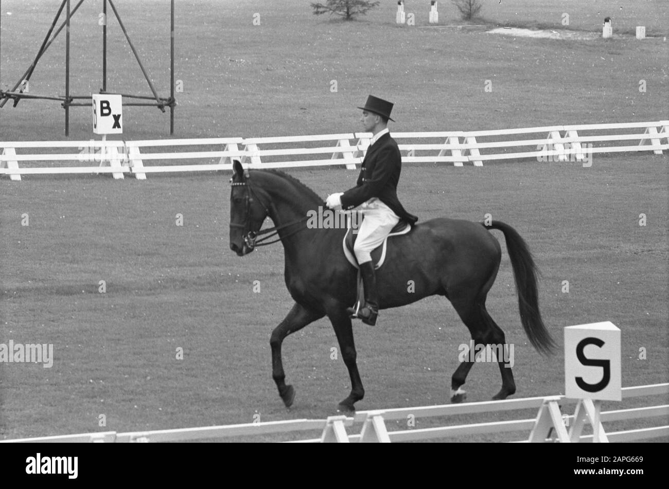 CHIO à Rotterdam, l'Allemand R. Klimke et son cheval Arcadius Date: 23 août 1962 lieu: Rotterdam, Zuid-Holland mots clés: Concours Nom personnel: Klimke, R. Banque D'Images