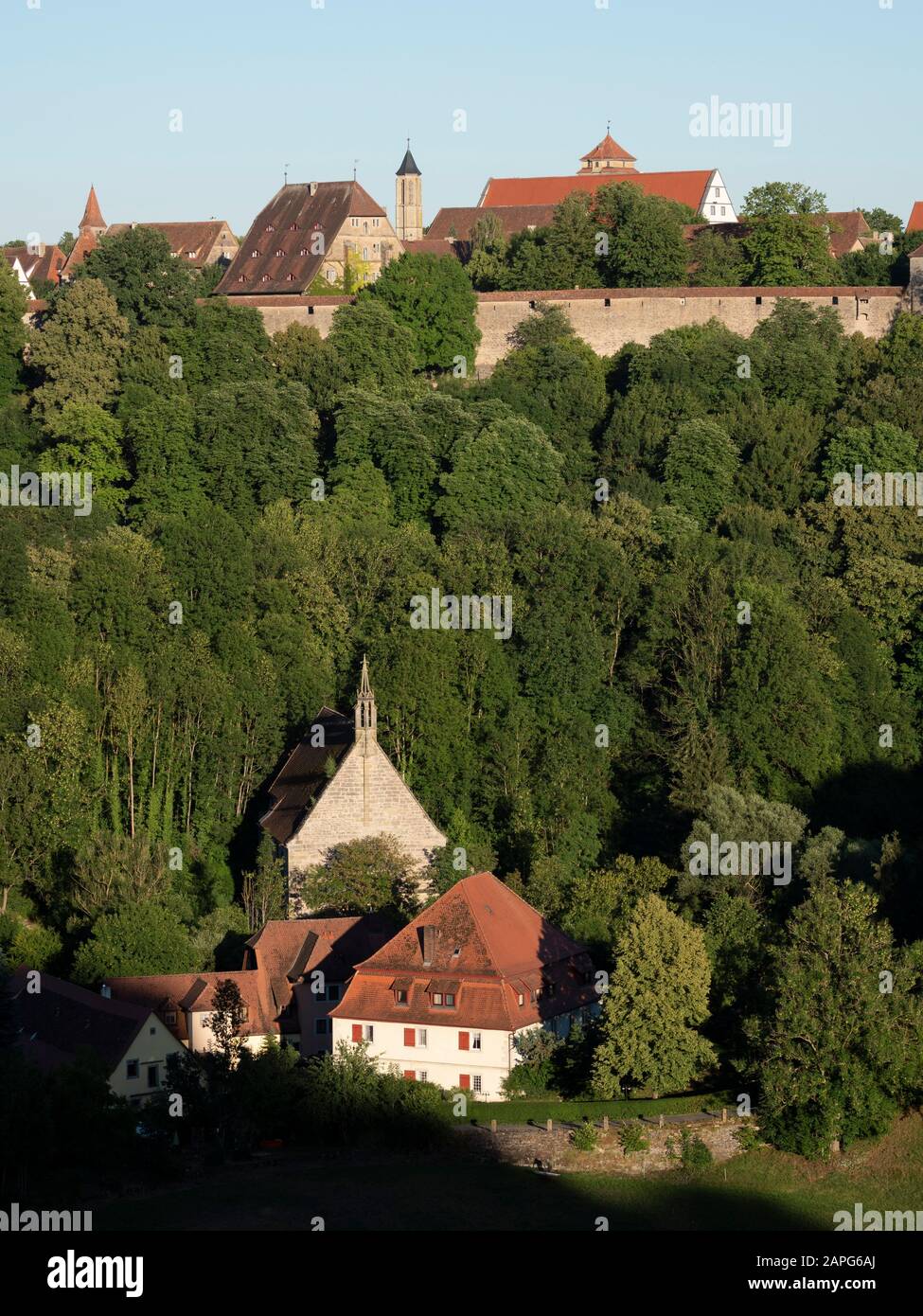 Blick auf Herrenmühle unterhalb der Altstadt, Rothenburg ob der Tauber, Mittelfranken, Franken, Bayern, Deutschland | vue sur Herrenmuehle sous le vieux t Banque D'Images