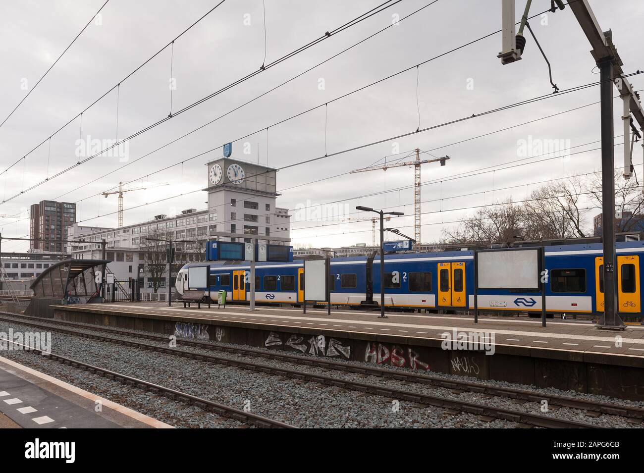 Gare d'Eindhoven Strijp-S près du quartier et du parc industriel du quartier de Strijp avec le vieux bâtiment Philips à proximité Banque D'Images