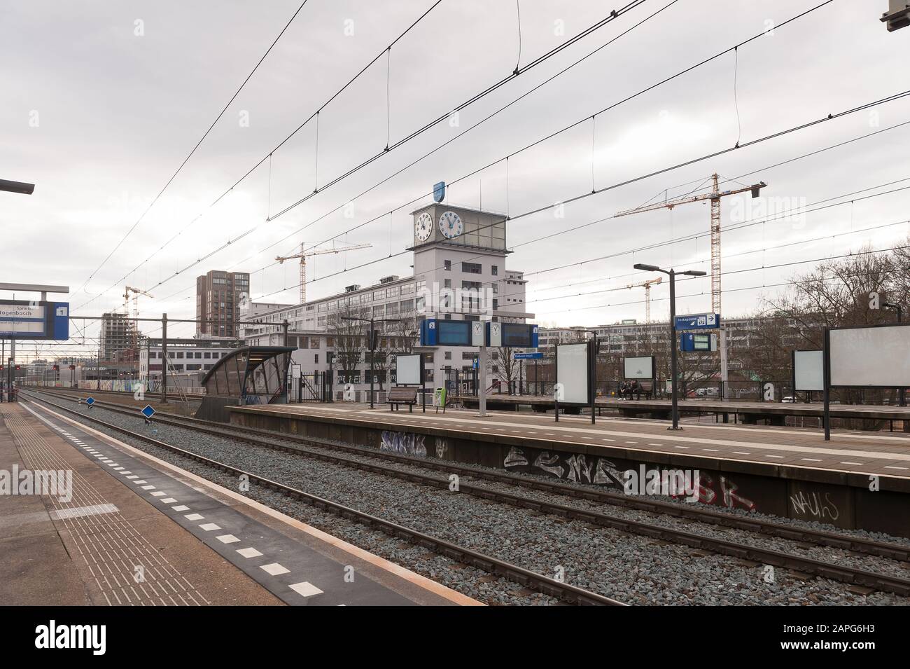 Gare d'Eindhoven Strijp-S près du quartier et du parc industriel du quartier de Strijp avec le vieux bâtiment Philips à proximité Banque D'Images