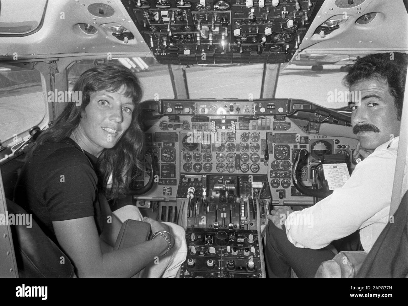 L'équipe néerlandaise d'athlétisme de Schiphol à Rome a laissé le détenteur du record néerlandais long saut Ciska Jansen dans le poste de pilotage; Banque D'Images