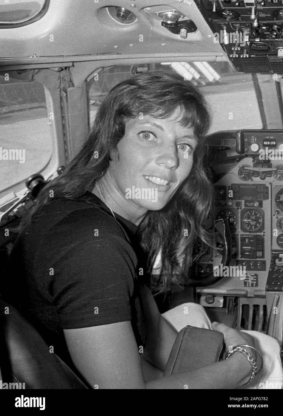 L'équipe néerlandaise d'athlétisme de Schiphol à Rome a laissé le détenteur du record néerlandais long saut Ciska Jansen dans le poste de pilotage; Banque D'Images