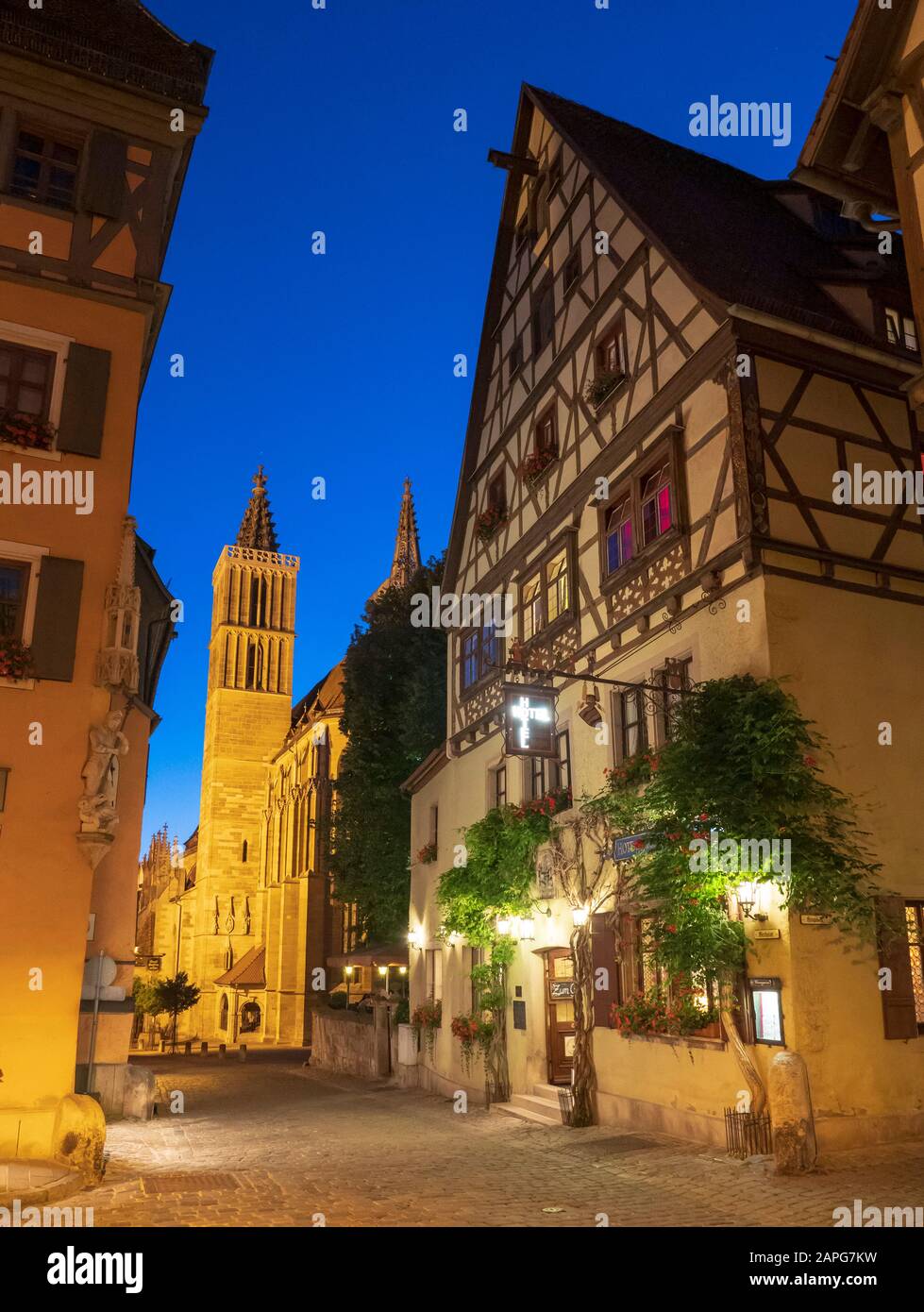 Gasse mit Jakobskirche bei Dämmerung, Altstadt, Rothenburg ob der Tauber, Mittelfranken, Franken, Bayern, Deutschland | crépuscule, vieille ville de Rothenburg o Banque D'Images