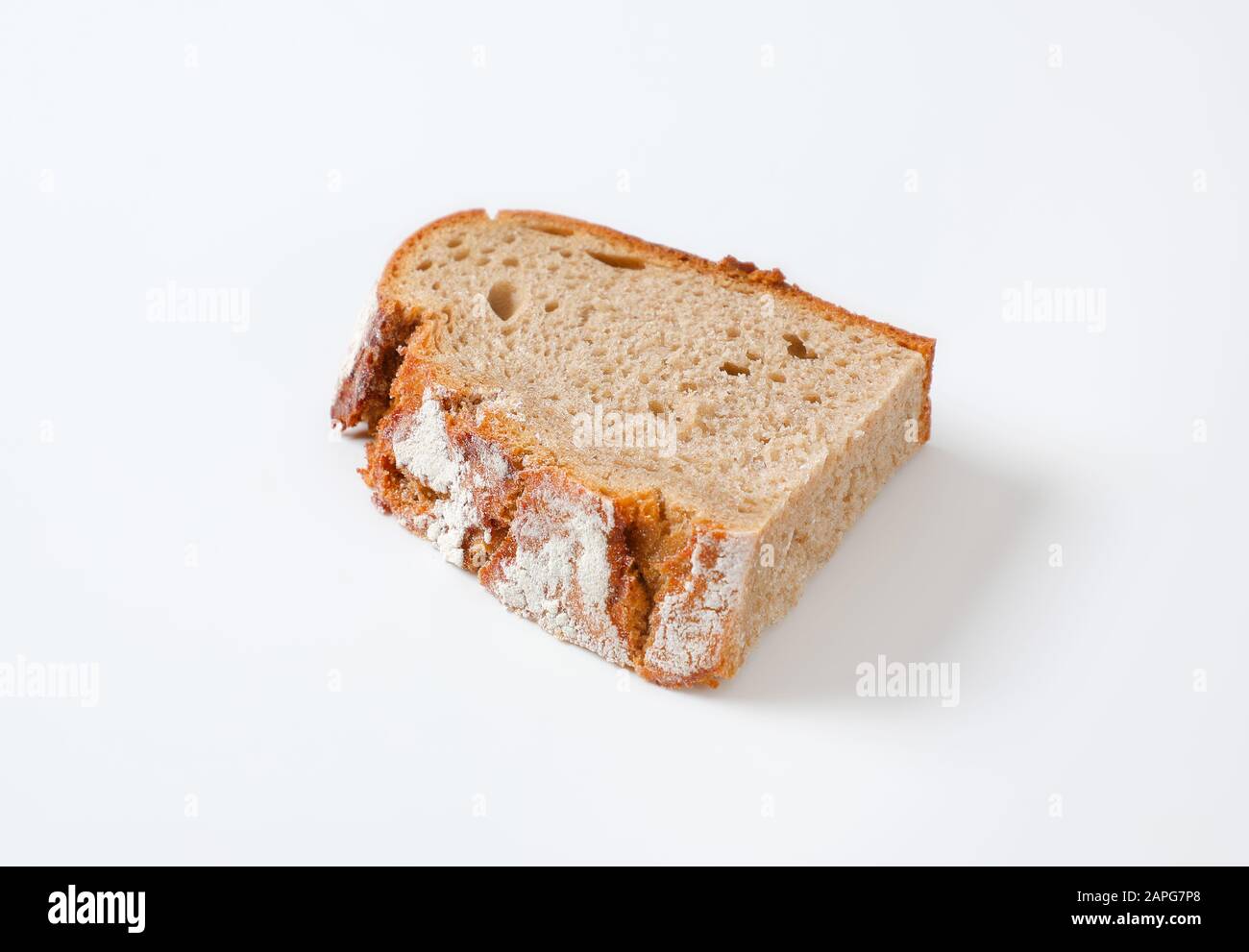 Une demi-tranche de pain au levain rustique avec croûte croustillante Banque D'Images