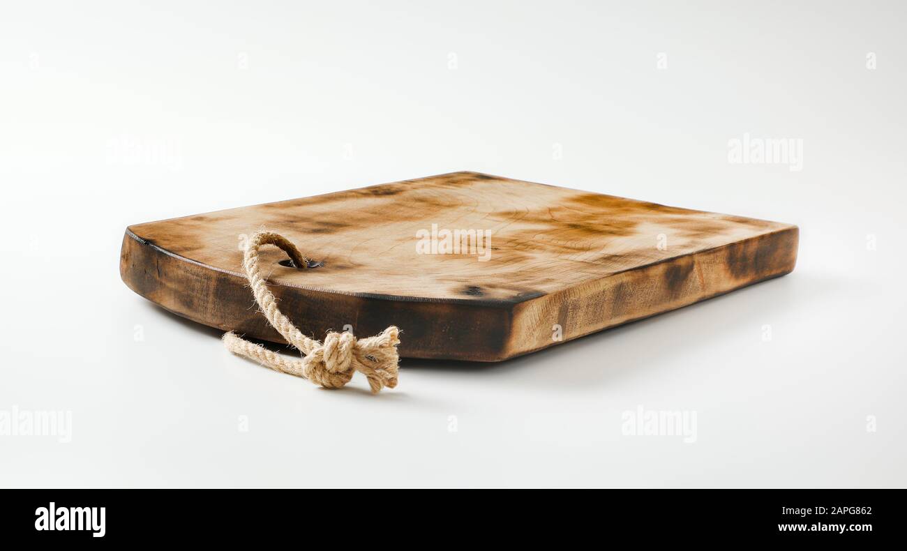 Planche à découper en bois rectangulaire rustique ou plateau de service Banque D'Images Planche à découper en bois rectangulaire rustique ou plateau de service Banque D'Images