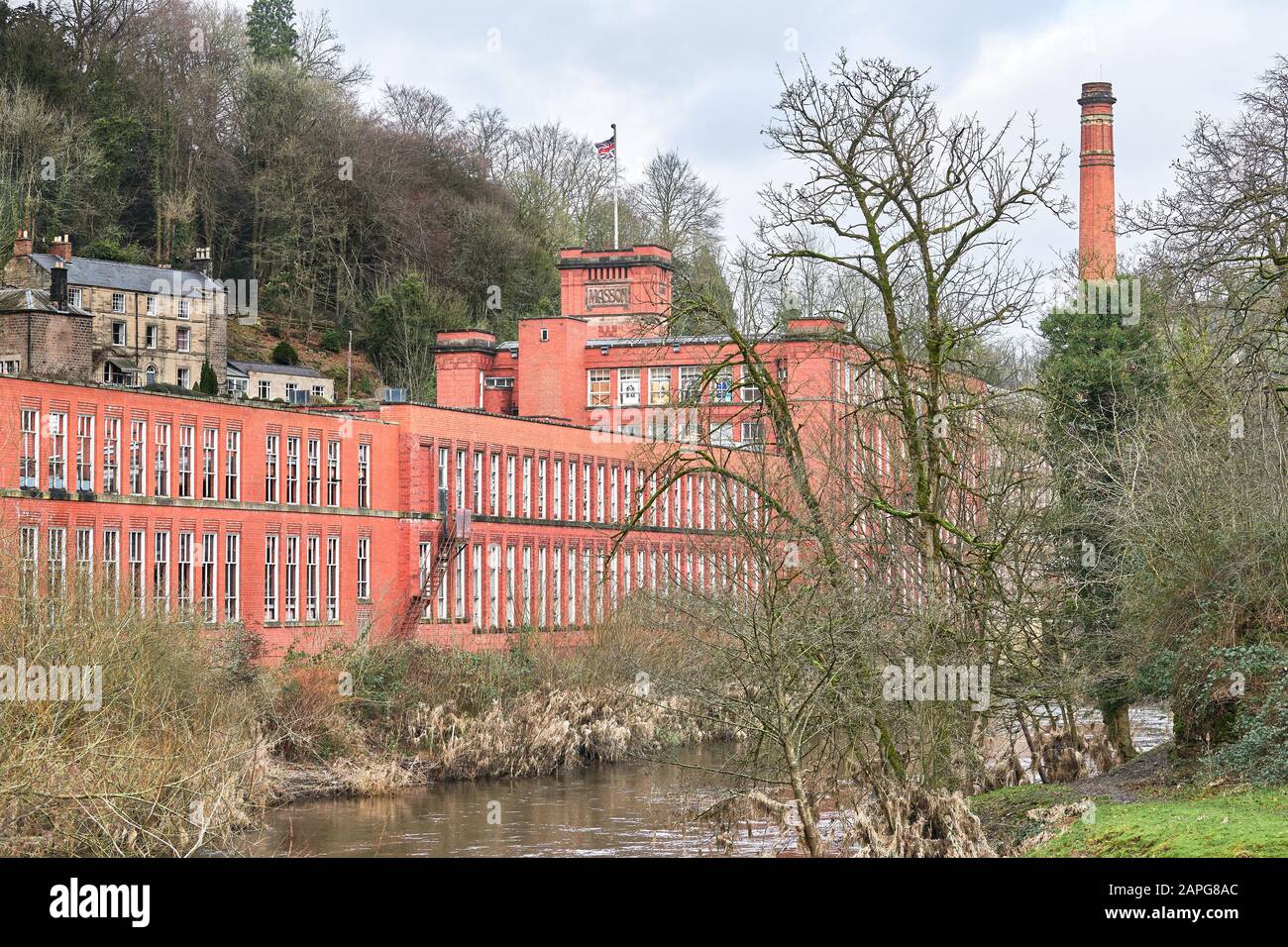 Le moulin Masson de Sir Richard Arkwright, une usine de fabrication de coton construite en brique rouge orange au XVIIIe siècle à côté de la rivière Derwent à Matlock Bat Banque D'Images