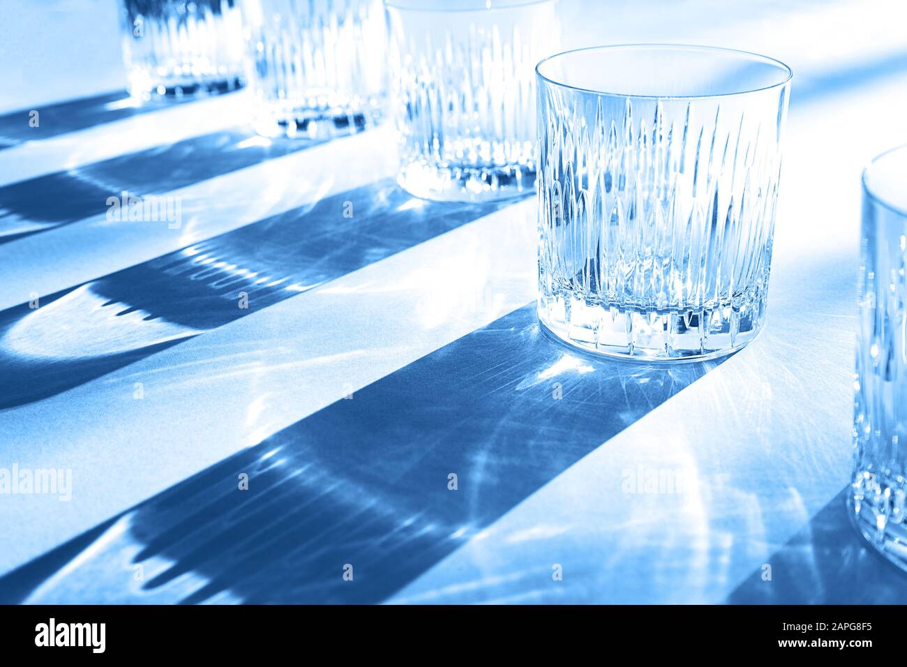 Motif couleur très tendance avec des lunettes et des ombres sur fond bleu classique. Classique Bleu Couleur de l'année 2020 inscription. Banque D'Images