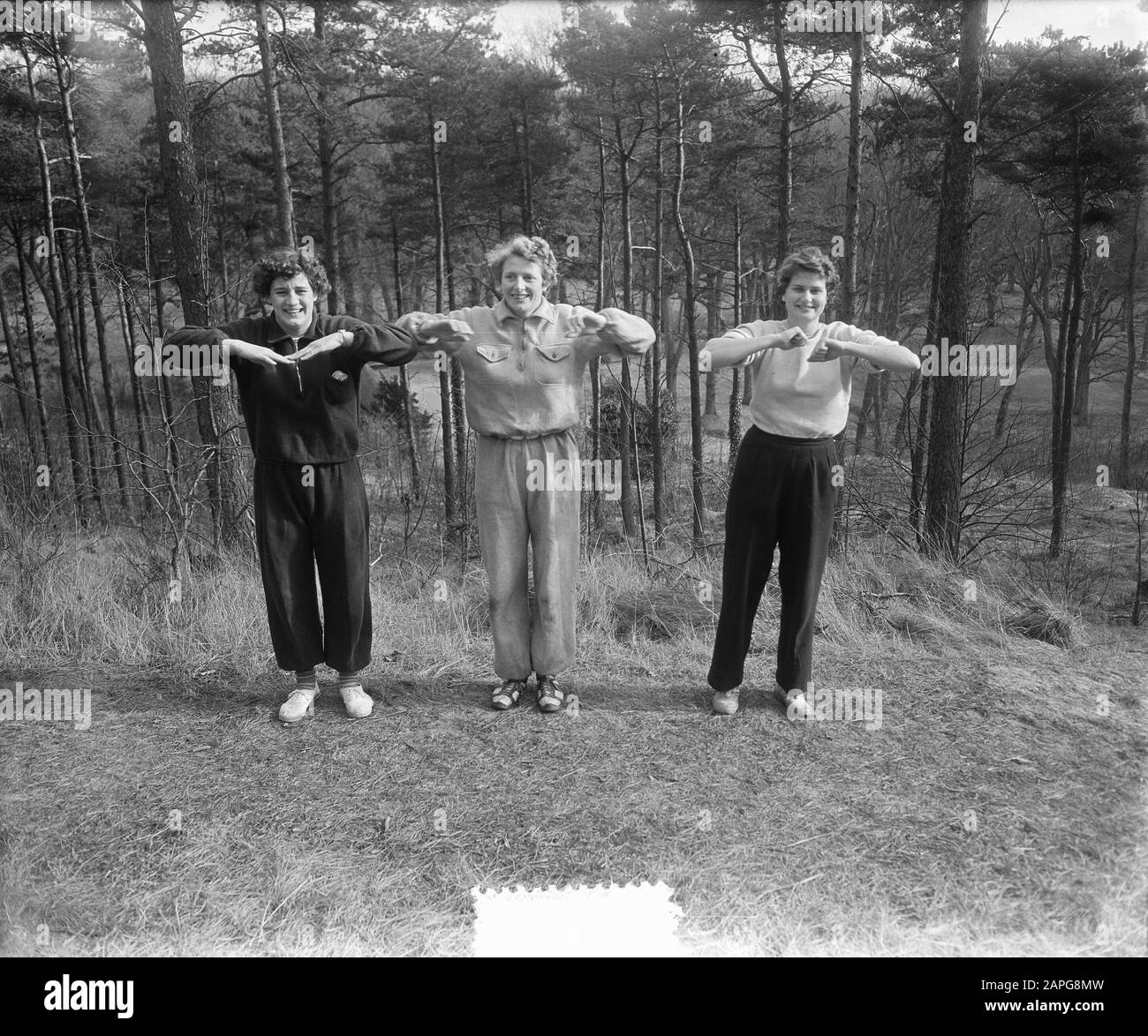 Atletenttraining à Overveen. Ria Vonk, [Fennighen Bozek] Et Fanny Blankers-Koen Date: 10 Mars 1953 Lieu: Overveen Mots Clés: Athletics, Sports Nom De Personne: Blankers-Koen, Fanny, Spark, Ria Banque D'Images