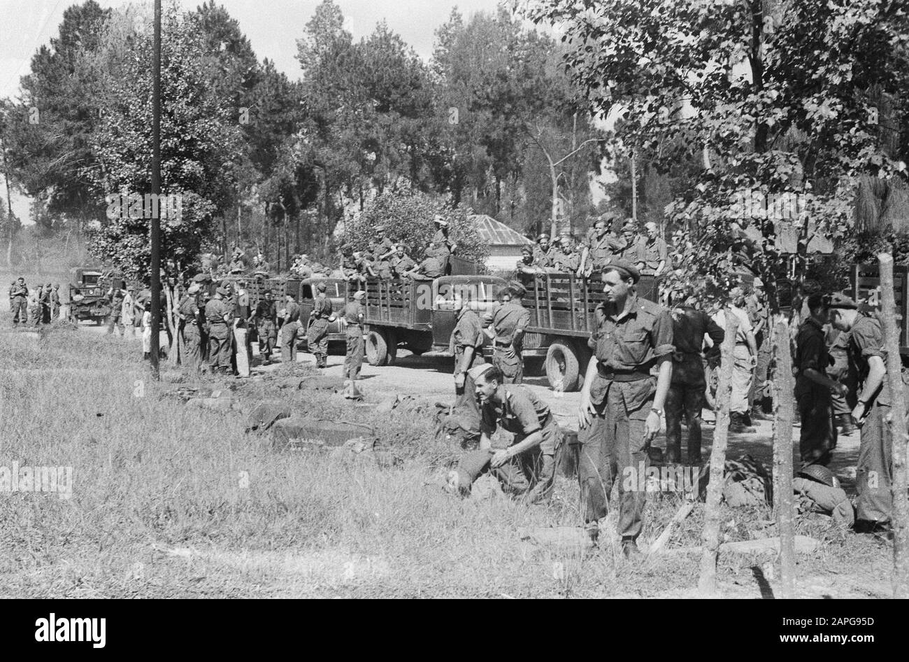 Transfert de commandement de Infantry IX par Le Major Van Ham au Commandant Cornet de 5-10 R.I. Description: Collection Photo Collection Service Pour Les Contacts De L'Armée Indonésie, Numéro De Photon 1573-1-3 Date: 27 Mars 1948 Lieu: Indonésie, Antilles Orientales Néerlandaises, Sumatra Banque D'Images