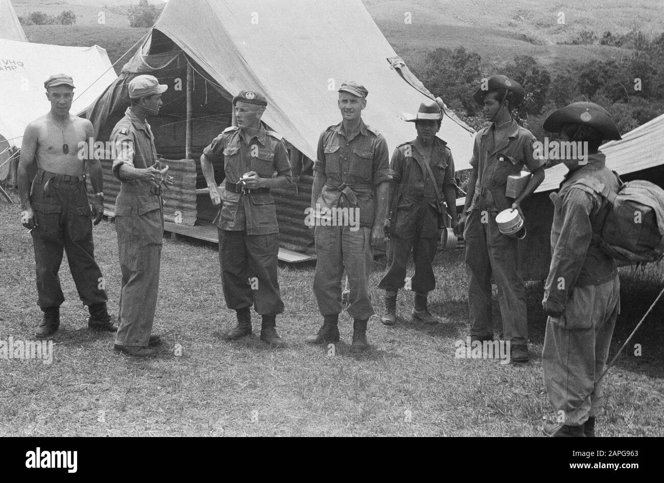 Transfert de commandement de Infantry IX par Le Major Van Ham au Commandant Cornet de 5-10 R.I. Description: Collection Service De Collecte De Photos Pour Les Contacts De L'Armée Indonésie, Numéro De Photon 1573-3-6 Date: 27 Mars 1948 Lieu: Indonésie, Antilles Orientales Néerlandaises, Sumatra Banque D'Images