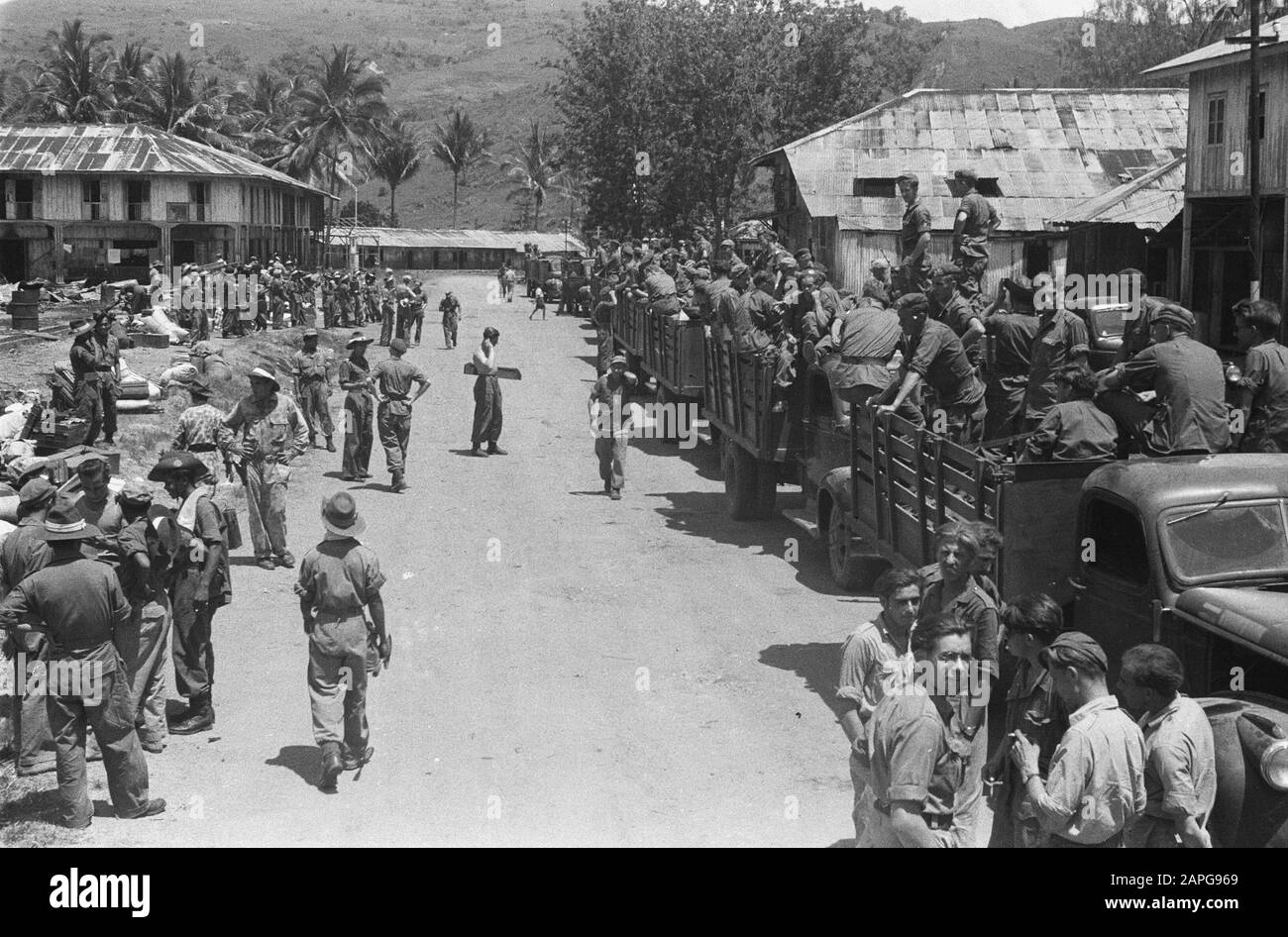 Transfert de commandement de Infantry IX par Le Major Van Ham au Commandant Cornet de 5-10 R.I. Description: Collection Photo Collection Service For Army Contacts Indonésie, Numéro De Photon 1573-2-2 Date: 27 Mars 1948 Lieu: Indonésie, Antilles Orientales Néerlandaises, Sumatra Banque D'Images