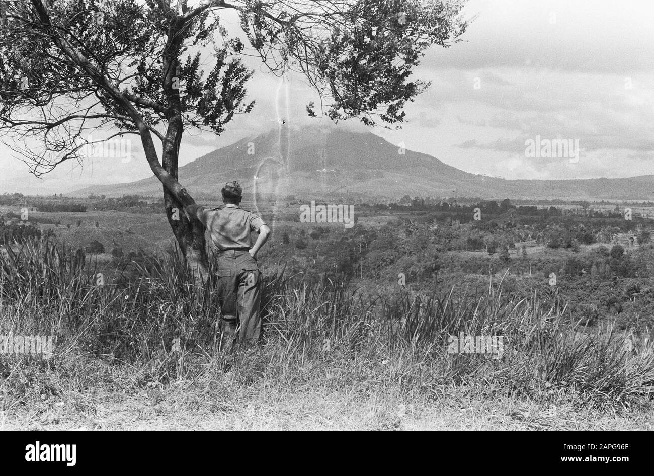 Transfert de commandement de Infantry IX par Le Major Van Ham au Commandant Cornet de 5-10 R.I. Description: Collection Photo Collection Service For Army Contacts Indonésie, Numéro De Photon 1573-6-3 Date: 27 Mars 1948 Lieu: Indonésie, Antilles Orientales Néerlandaises, Sumatra Banque D'Images