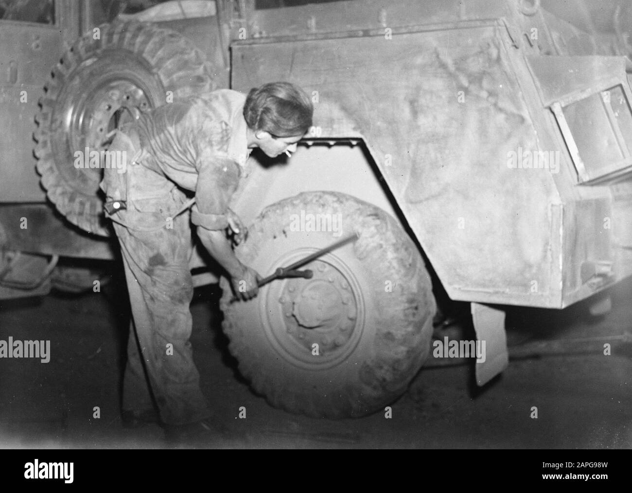 Tour à travers Java Ouest des Hussars de Boreel, A.O. radio car (voiture de cinéma) Description: Collection photo collection Service pour les contacts de l'armée Indonésie, photo numéro 15778 Date: 13 Mars 1948 lieu: Indonésie, Pays-Bas East Indies Banque D'Images