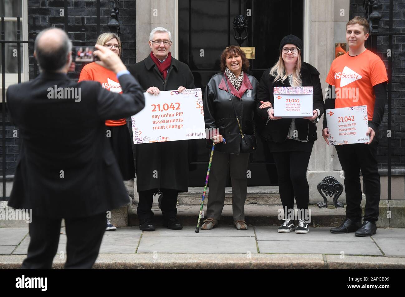 Janis Winehouse, mère de feu Amy Winehouse, avec le personnel de la MS Society et les personnes vivant avec la sclérose en plaques, livre une lettre au 10 Downing Street, Londres, exigeant que le gouvernement apporte des changements urgents aux paiements pour l'indépendance personnelle (PIP). Banque D'Images