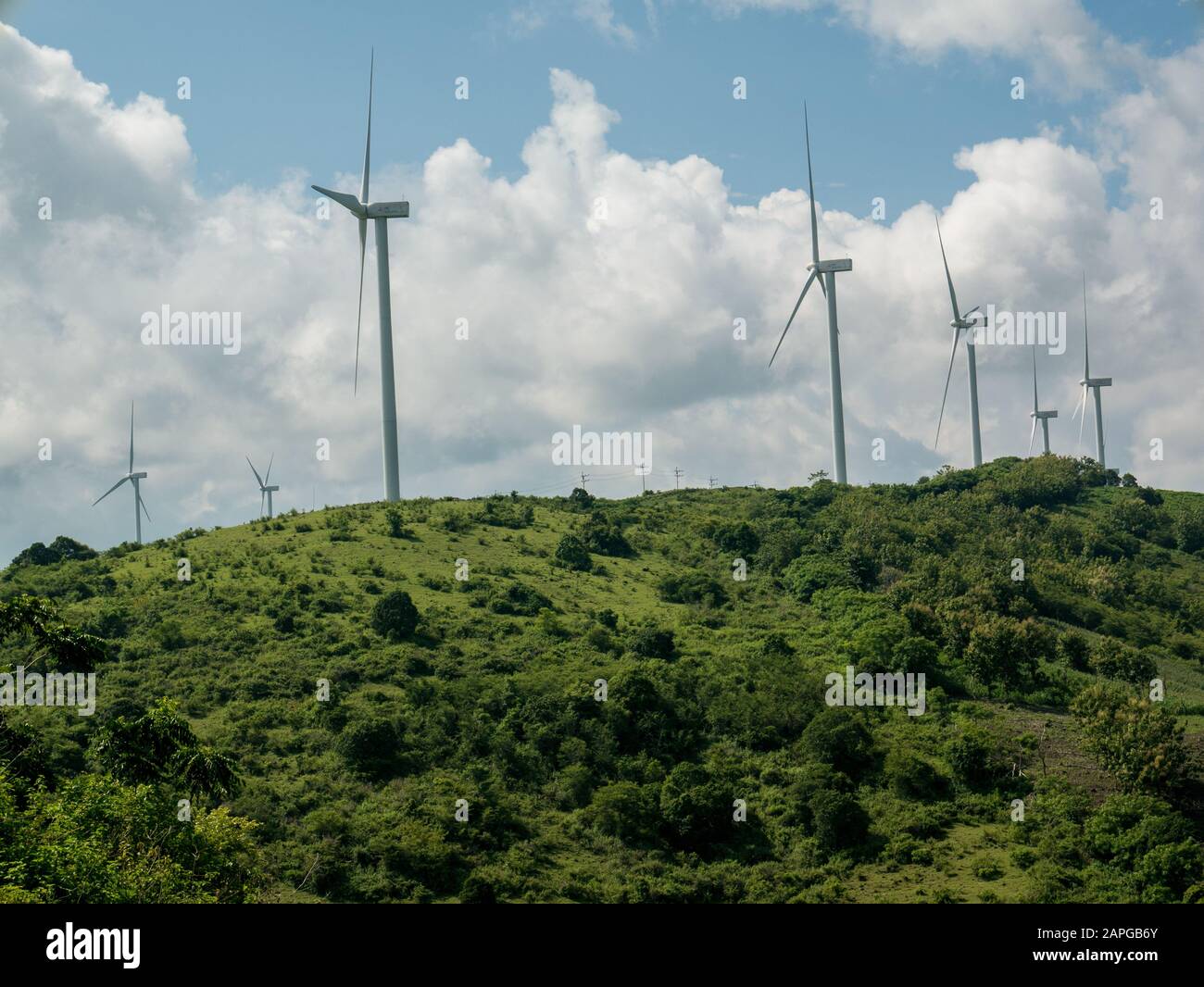 Sidenreng Rappang, Indonésie - 23 janvier 2020 : la vue du parc éolien indonésien sur une région vallonnée verte. Banque D'Images