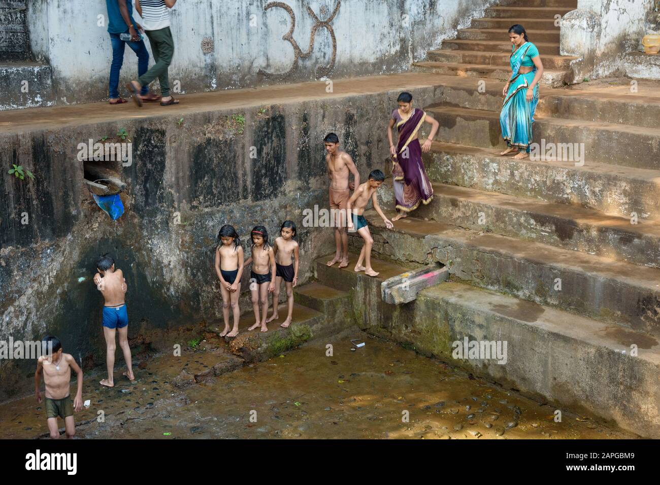 Children bathing india Banque de photographies et d’images à haute ...