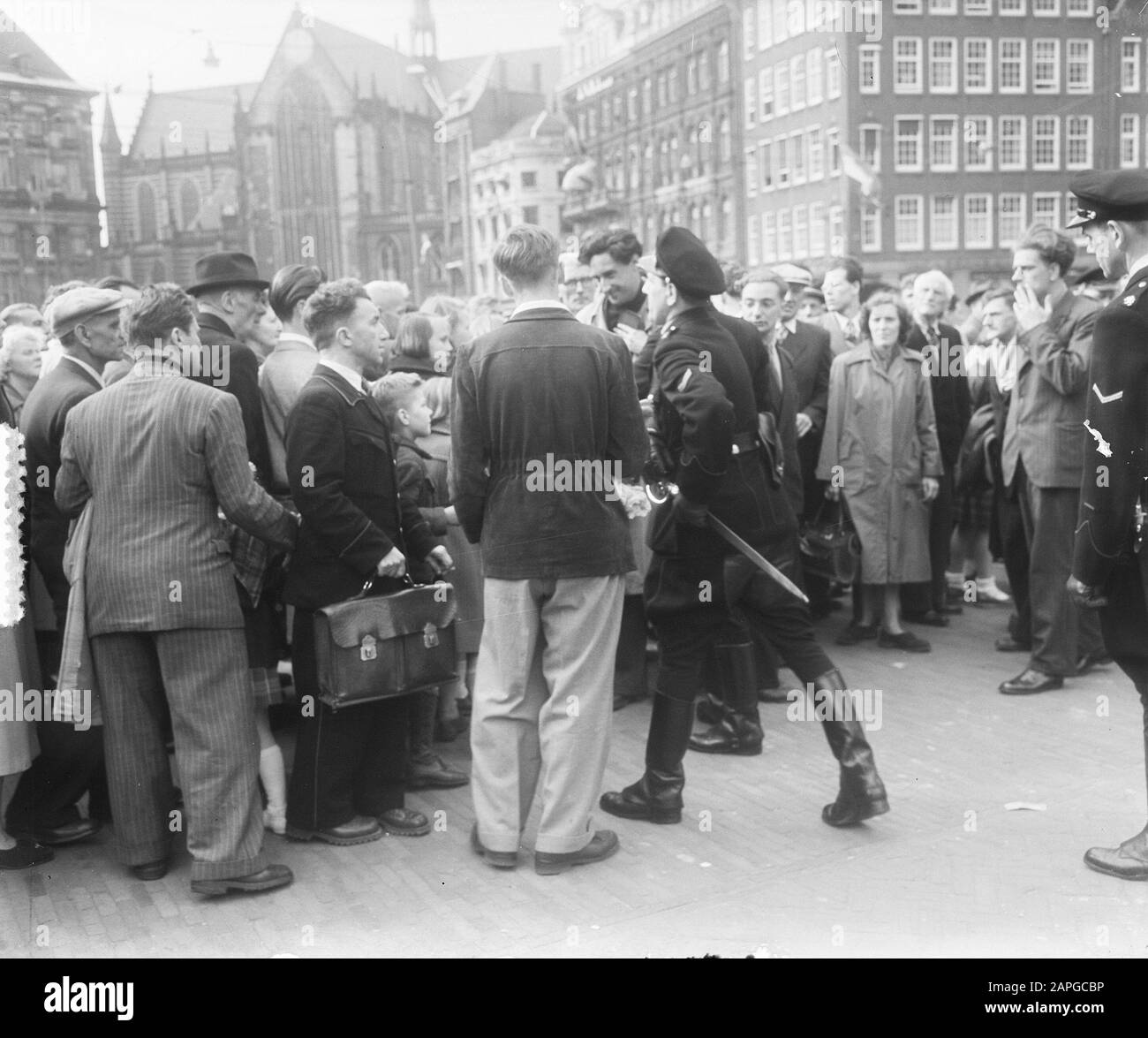 Émeutes de libération sur le barrage. Les communistes placent au Monument commémoratif national dans le Damplantsoen un bouquet de roses et de slogans rouges, à la suite de l'intention du Premier ministre Drees de déplacer la Journée de libération à la Reine et de présenter une commémoration générale le 4 mai Date : le 5 mai 1953 lieu : Amsterdam, Noord-Holland mots clés : journées de libération, communistes, commémorations, émeutes Banque D'Images
