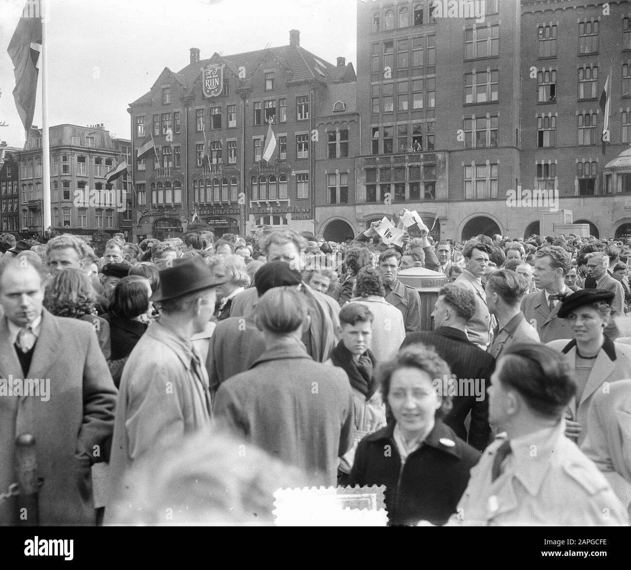 Émeutes de libération sur le barrage. Les communistes placent au Monument commémoratif national dans le Damplantsoen un bouquet de roses et de slogans rouges, à la suite de l'intention du Premier ministre Drees de déplacer la Journée de libération à la Reine et de présenter une commémoration générale le 4 mai Date : le 5 mai 1953 lieu : Amsterdam, Noord-Holland mots clés : journées de libération, communistes, commémorations, émeutes Banque D'Images