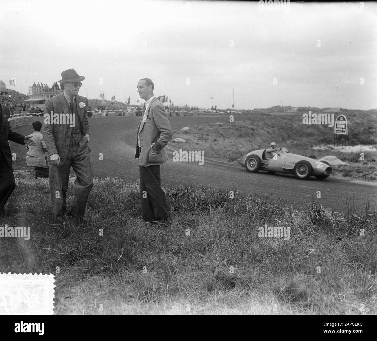 Grand Prix Zandvoort 1953 Description: Autoras Dutch Grand Prix Zandvoort. Prince Bernhard sur le circuit Date: 7 juin 1953 lieu: Noord-Holland, Zandvoort mots clés: Voitures, maison royale, princes, sports Nom personnel: Bernhard, prince Banque D'Images