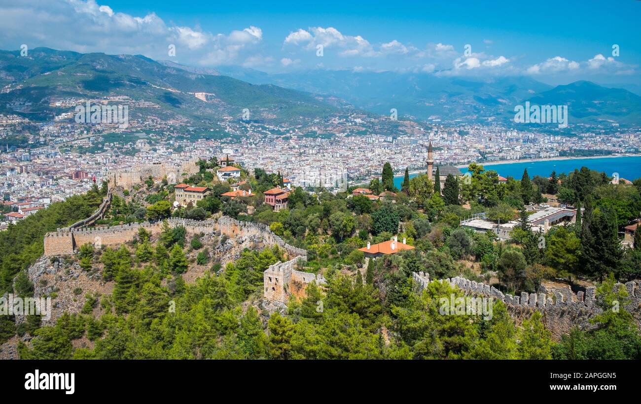 Vue sur la plage d'Alanya sur la montagne Château d'alanya avec ferry de la côte sur la mer bleue et le port ville arrière-plan / Belle plage de cleopatra Alanya Tu Banque D'Images