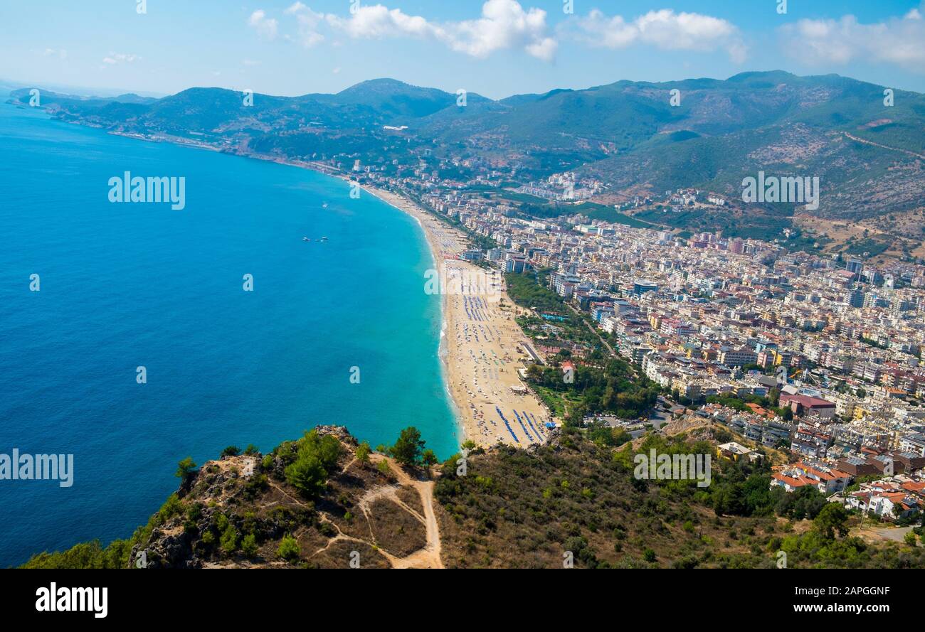 Vue sur la plage d'Alanya sur la montagne Château d'alanya avec ferry de la côte sur la mer bleue et le port ville arrière-plan / Belle plage de cleopatra Alanya Tu Banque D'Images