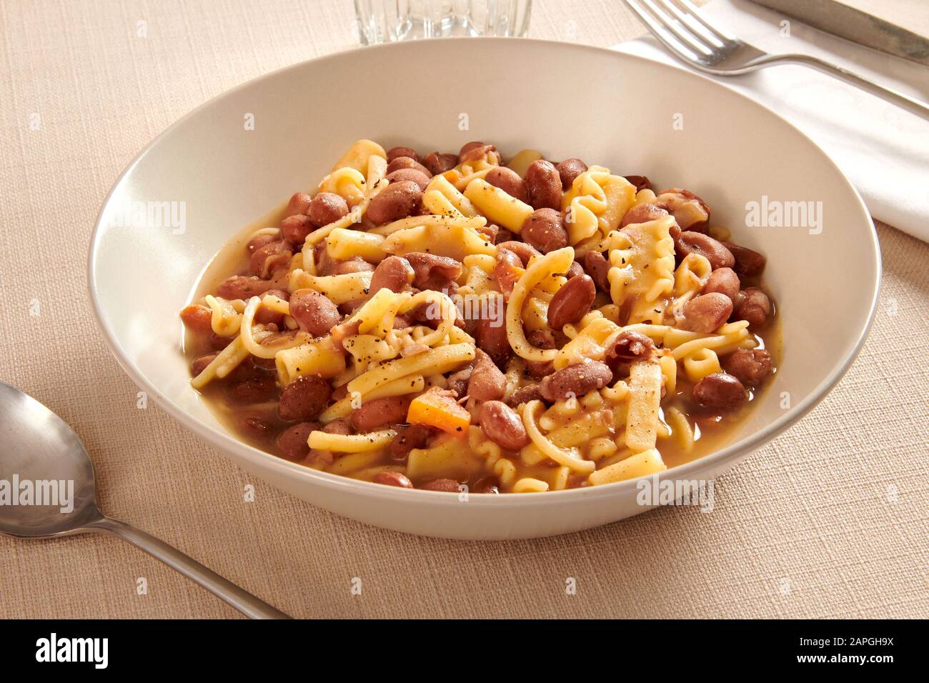 Plat de pâtes et haricots italiens traditionnels, ou pâtes e fagioli, , une soupe salée, servi à table en gros plan pour la publicité de menu Banque D'Images