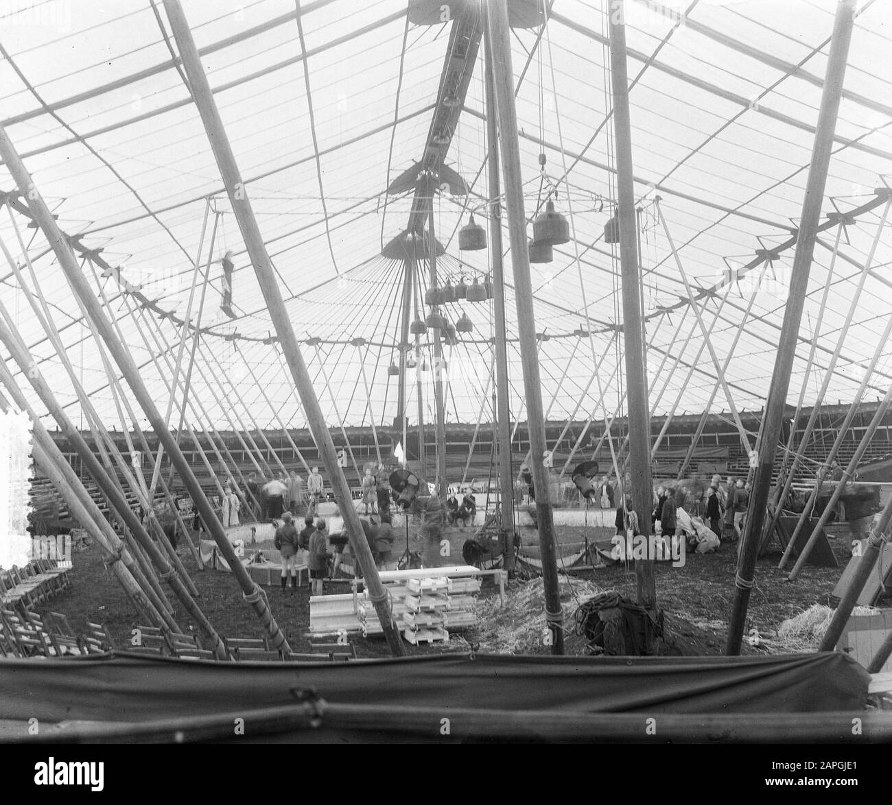 Circus Mulsens in Amsterdam Build-up tente Date: 21 août 1953 lieu: Amsterdam, Noord-Holland mots clés: Bâtiment, tentes Nom de l'établissement: Circus Mulsens Banque D'Images