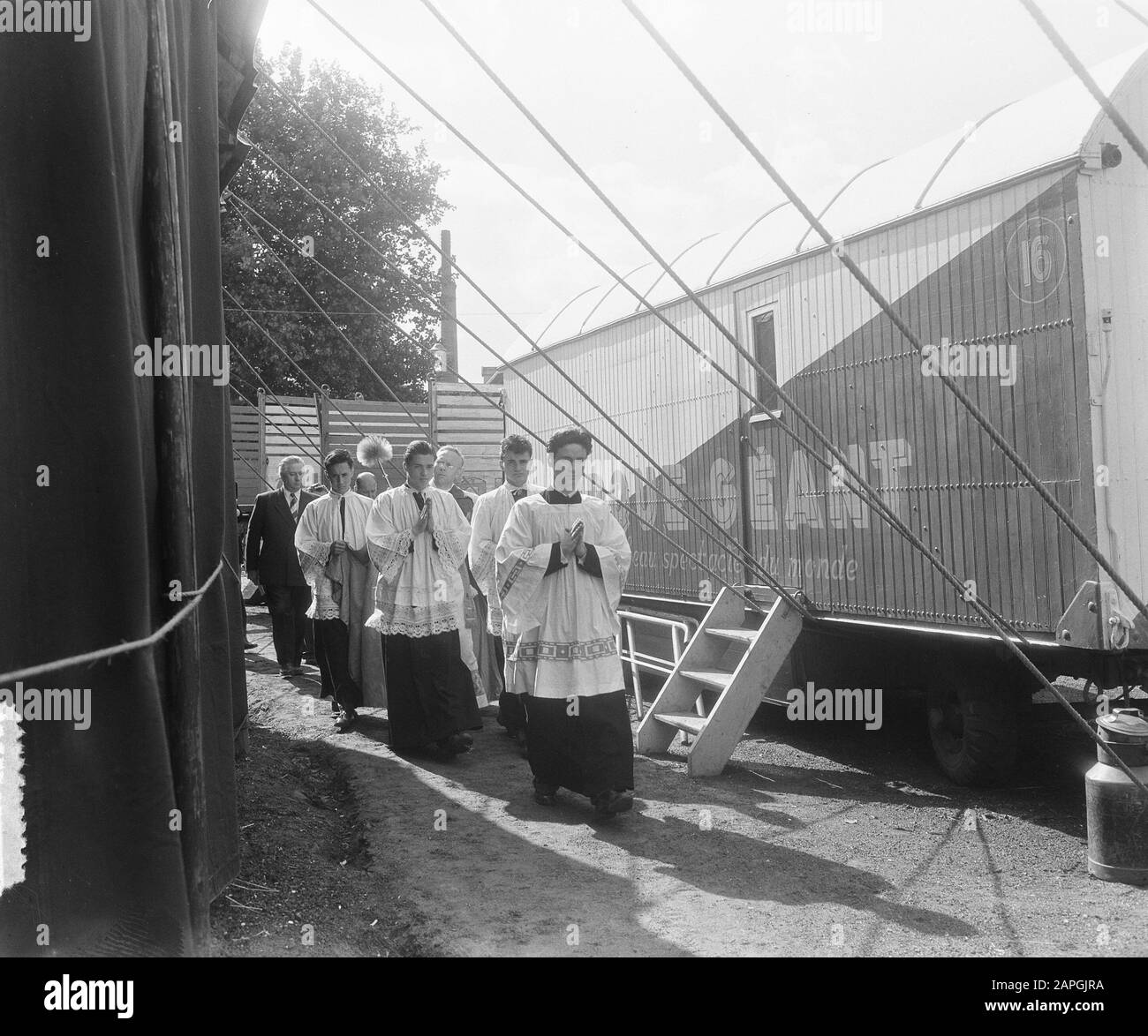 Lancement de Circus Mullast H. Mist dans une nouvelle tente, dirigé par le recteur E. Huppets Date : le 22 août 1953 mots clés : cirques, tentes Nom de l'établissement : Circus Mullast Banque D'Images