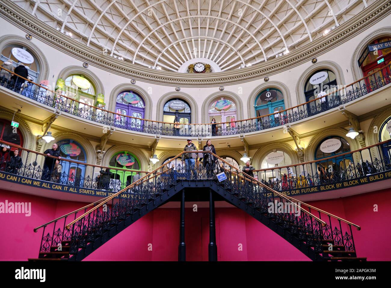 Leeds, ROYAUME-UNI - 11 janvier 2020: Tir horizontal à l'intérieur de la fosse à l'intérieur de la Leeds Corn Exchange montrant les détails du rook et le cas d'escalier Banque D'Images