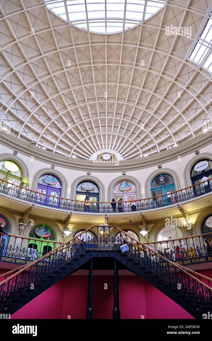 Leeds, ROYAUME-UNI - 11 janvier 2020: Tir vertical à l'intérieur de la fosse à l'intérieur de la Leeds Corn Exchange montrant les détails du rook et le cas d'escalier Banque D'Images