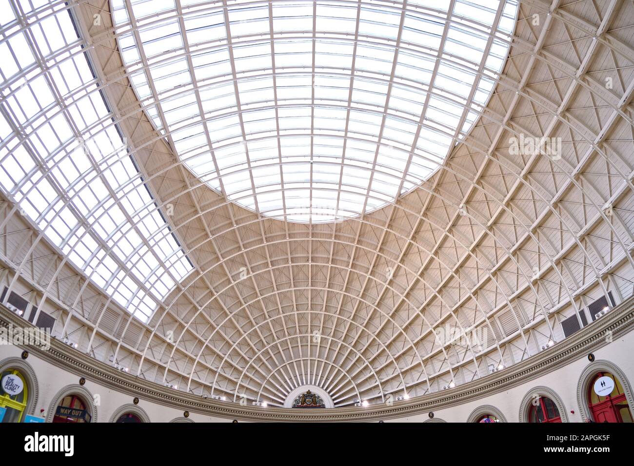 Leeds, ROYAUME-UNI - 11 janvier 2020: Tir horizontal à grand angle des détails architecturaux du toit d'échange de maïs de leeds Banque D'Images