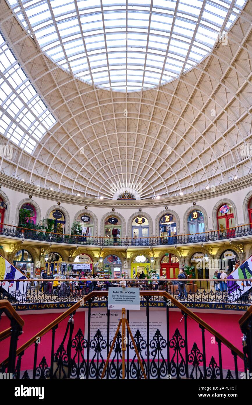 Leeds, ROYAUME-UNI - 11 janvier 2020: Tir vertical de l'échange de maïs de leeds montrant les détails dans le toit avec les magasins locaux Banque D'Images