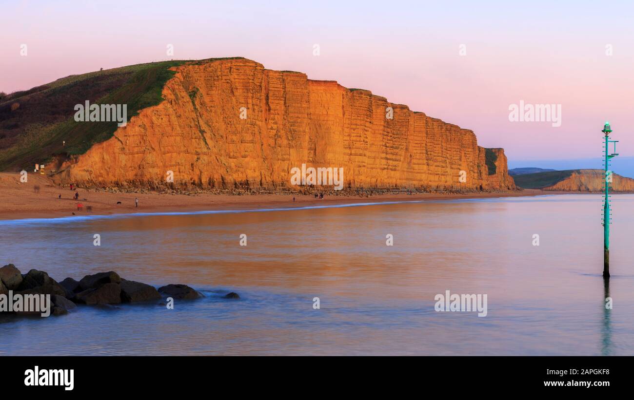 Plage de l'ouest de la baie de l'ouest de la falaise de grès jaune lumière du soir au sud de la côte jurassique du Dorset england uk go Banque D'Images