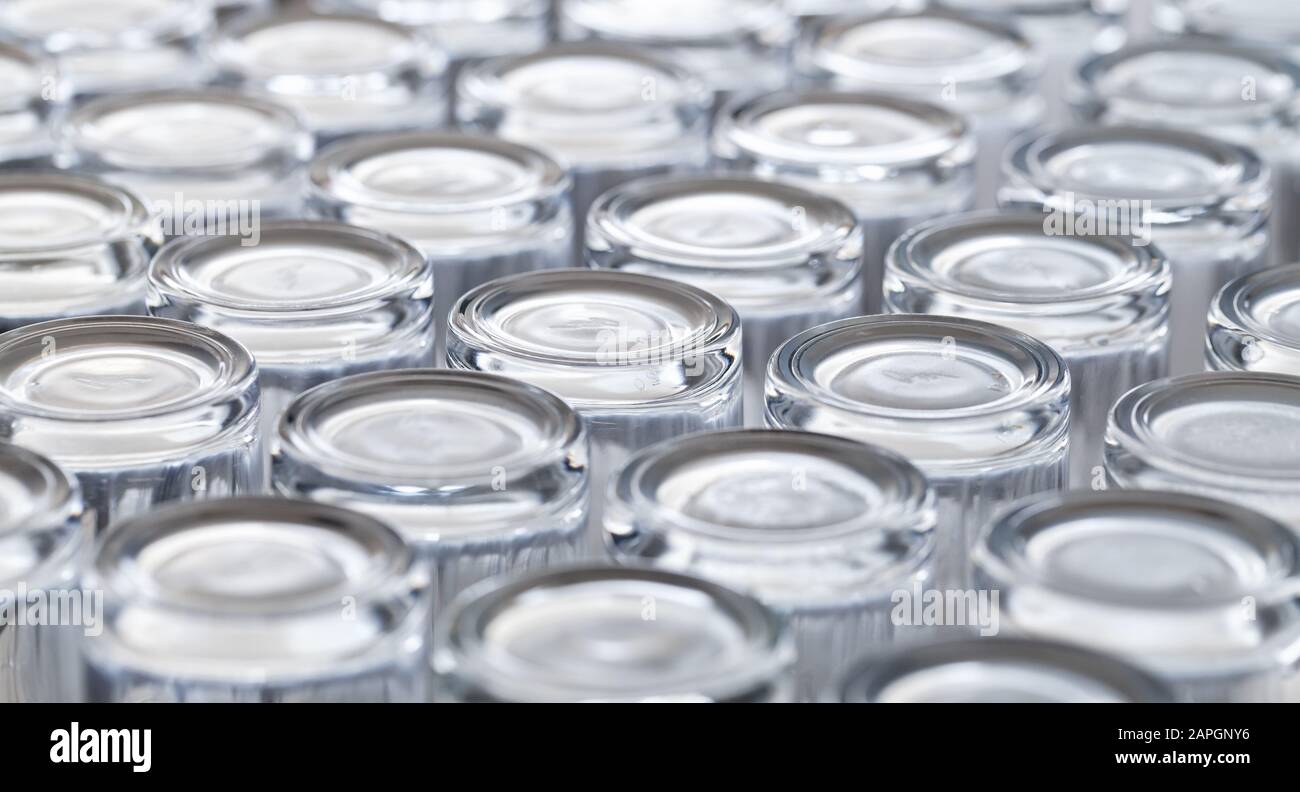 Les verres d'une rangée se tiennent à l'envers dans un bar. Séchage de vaisselle de bar après le lavage Banque D'Images