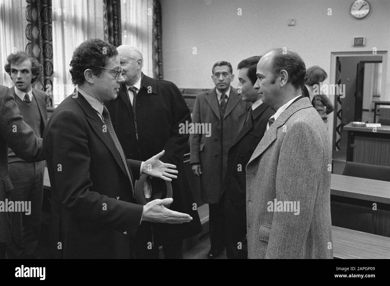 Le ministre Morales Ehrlich, membre de la Junta en El Salvador, a eu une conversation avec le Comité des affaires étrangères de la Haye Description: Le commissaire Waltham van Wezel (CDA, gauche) a eu une conversation avec le ministre Morales Ehrlich Date: 24 novembre 1981 lieu: La Haye, Zuid-Holland mots clés: Ministres, politiciens, réunions Nom personnel: Gualthérie Van Wezel, Hans, Morales Ehrlich, José Antonio Banque D'Images