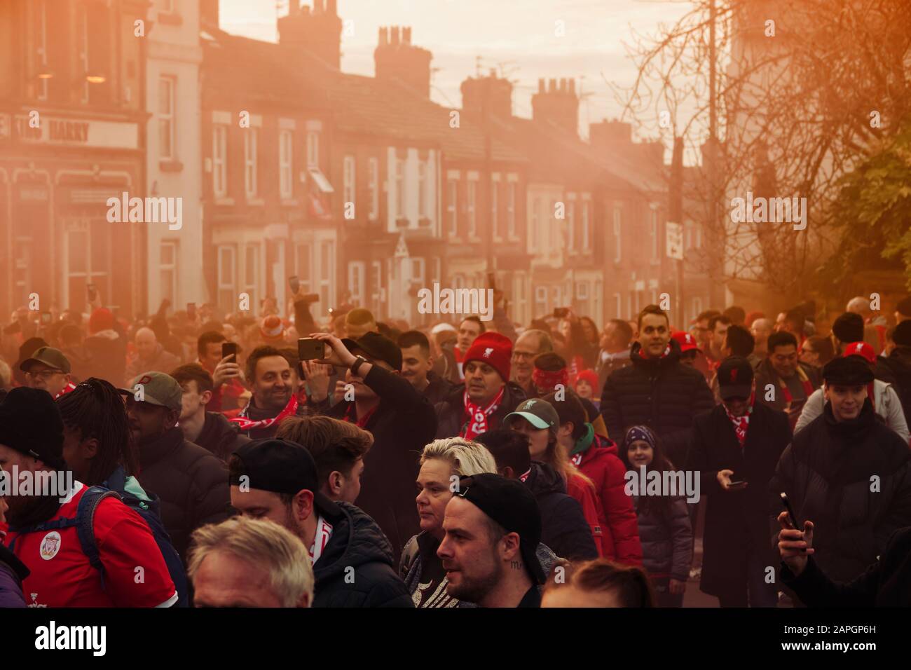 Les supporters de Liverpool donnent à l'entraîneur d'équipe une réception fantastique lorsqu'ils arrivent pour le match de la Premier League contre Manchester United à Anfield. Banque D'Images