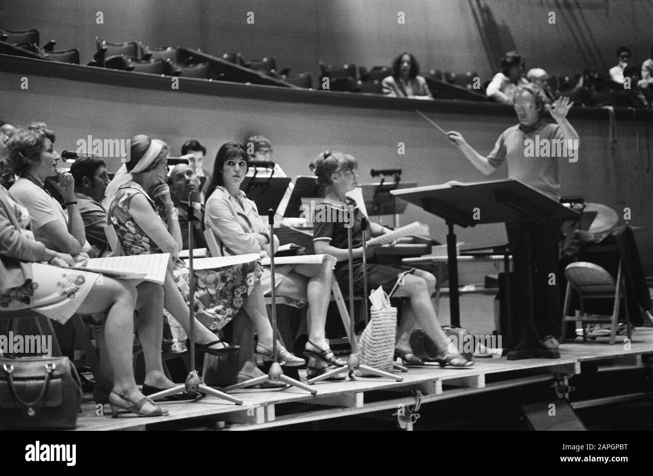 Répétitions de l'opéra reconstruction dans le théâtre carré Description: Compositeur chef Peter Schat lors d'une répétition Annotation: Marginaux bande négative: 8: Le chanteur Claudine Arnaud et Reinbert de Leeuw, l'un des compositeurs Date: 18 juin 1969 lieu: Amsterdam, Noord-Holland mots clés: Compositeurs, chefs d'orchestre, opéras, théâtres, répétitions de scène, chanteurs Nom personnel: Trésor, Pierre Banque D'Images