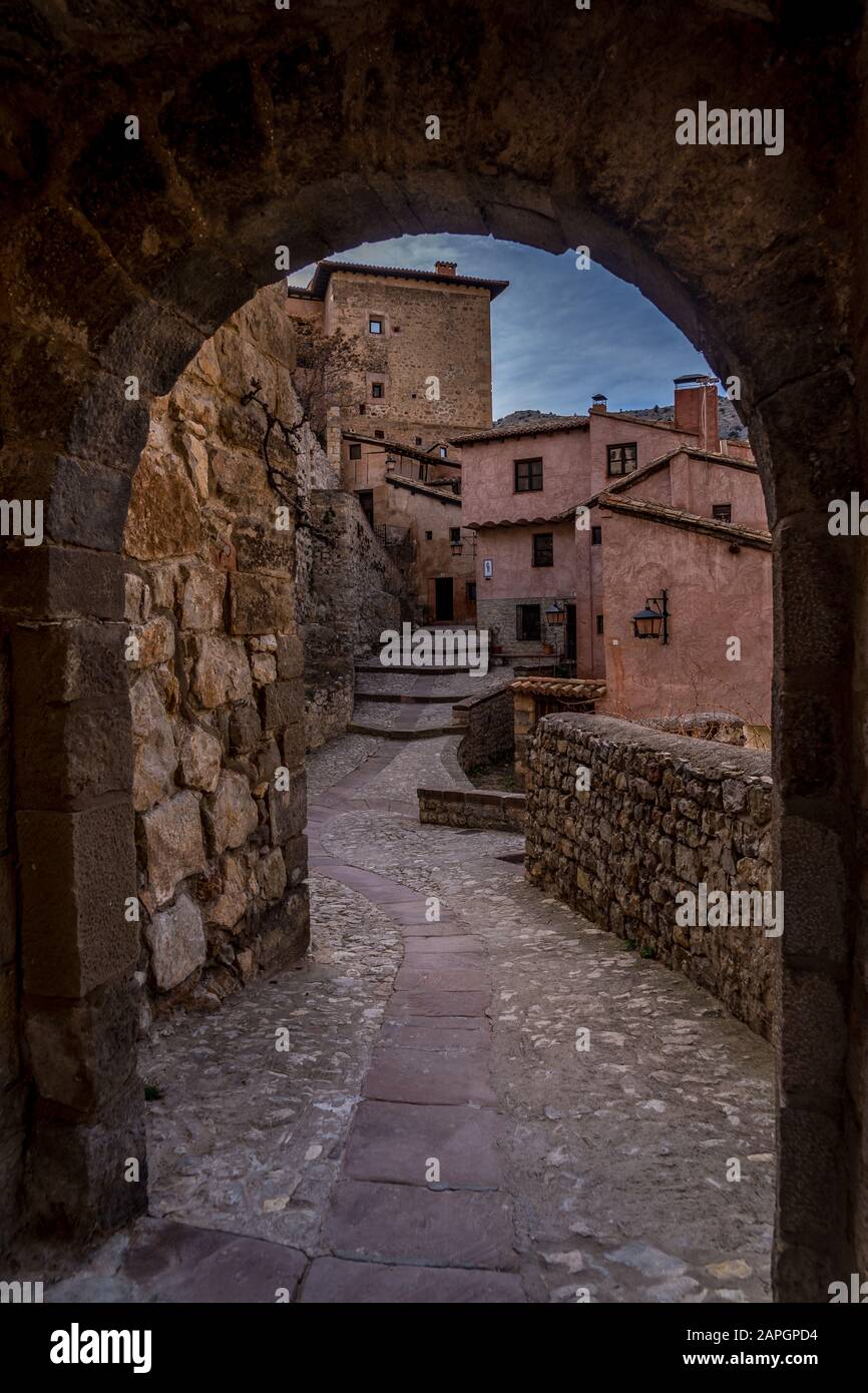 Vue panoramique aérienne d'Albarracin à Teruel, en Espagne, avec des maisons médiévales en terre cuite de grès rouge, un château mauresque et d'anciens murs de la ville ont voté la plupart b Banque D'Images