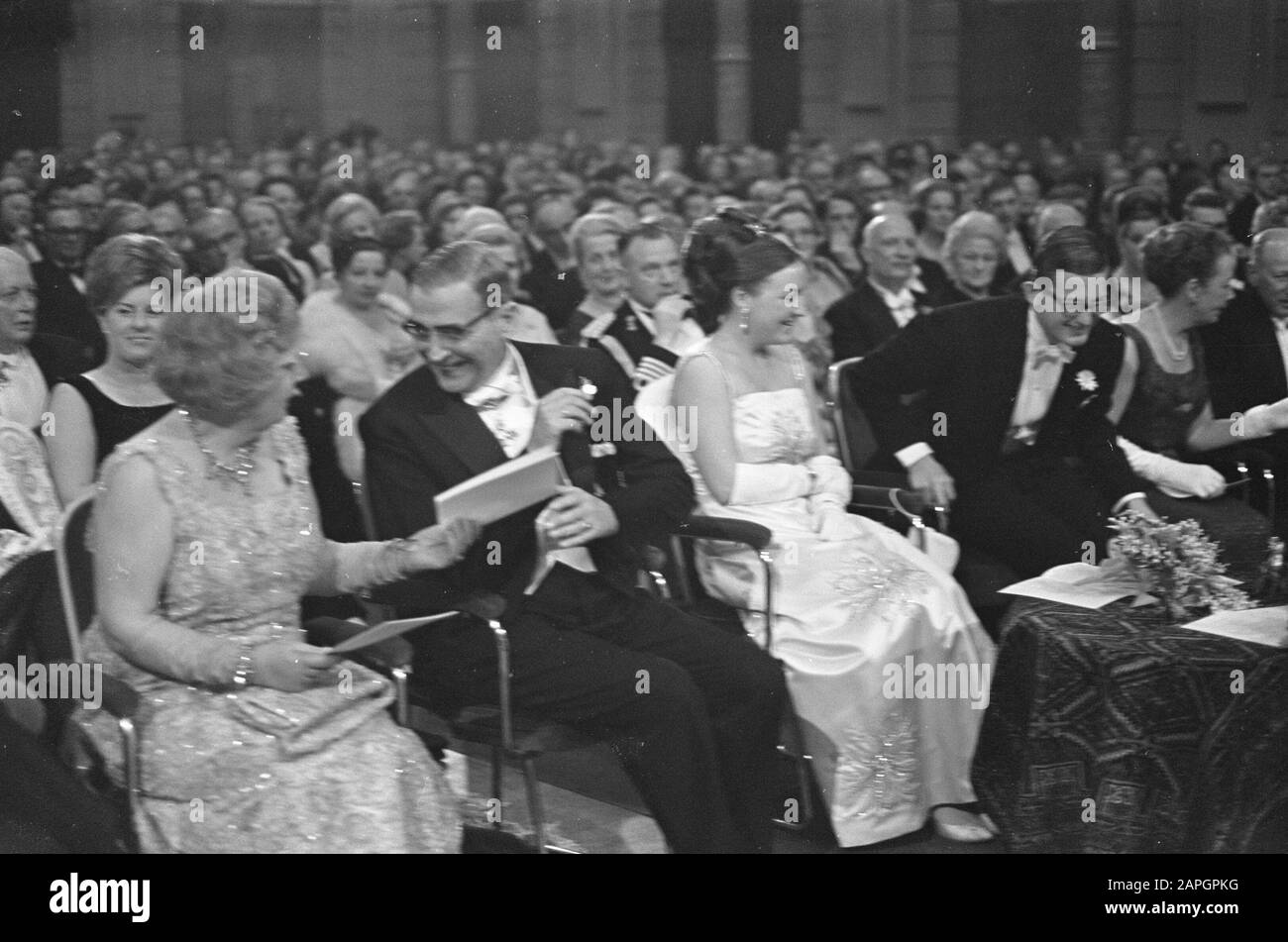 Concert pour newlyweds dans concertgebouw Amsterdam Date: 21 December 1966 lieu: Amsterdam, Noord-Holland mots clés: CONCERT BUILDINGS, bridal couples, concerts Banque D'Images