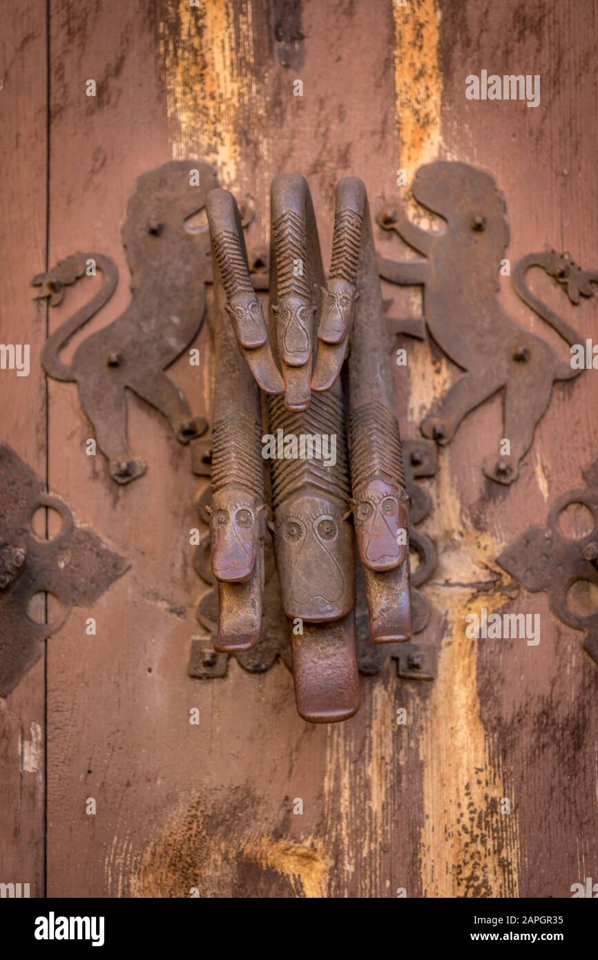 Rustiques et rustiques porte médiévale défonce deux lions tenant un dragon avec 6 têtes sur une vieille porte de maison à Albarracin Espagne Banque D'Images