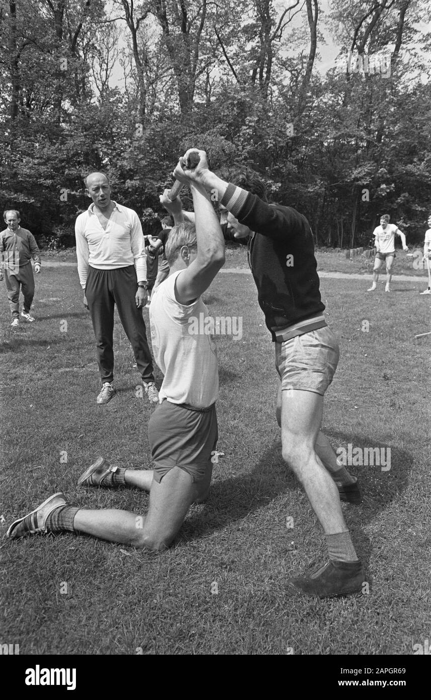 Les patineurs de formation Condion ont commencé, les Directeurs Informatiques des patineurs de formation Overveen Date : 14 mai 1966 lieu : Overveen mots clés : patineurs Nom du personnage : DSI Banque D'Images
