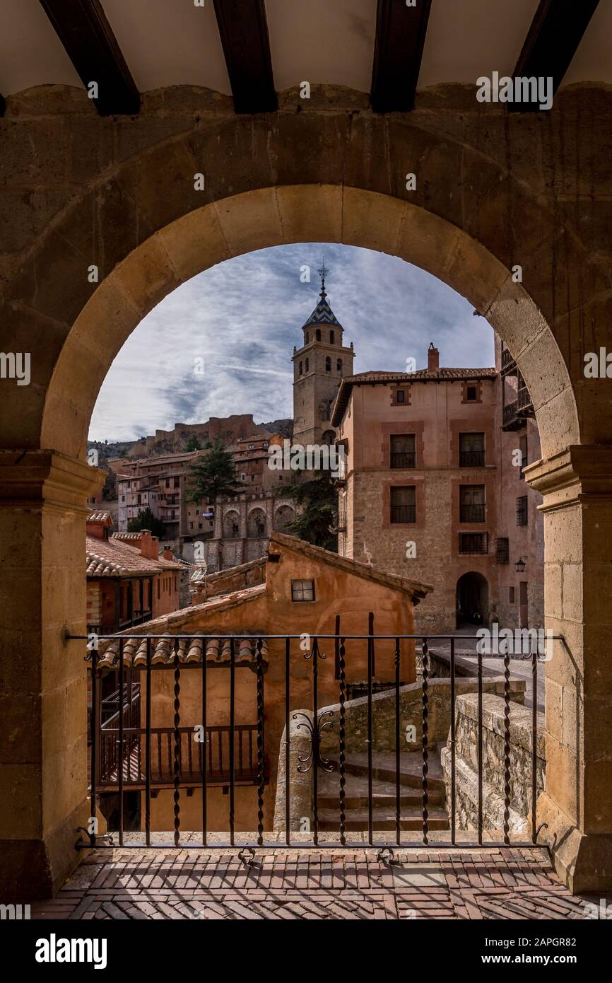 Vue sur la cathédrale de salvador Église catholique d'Albarracin Espagne derrière les arches du bâtiment de la municipalité Banque D'Images