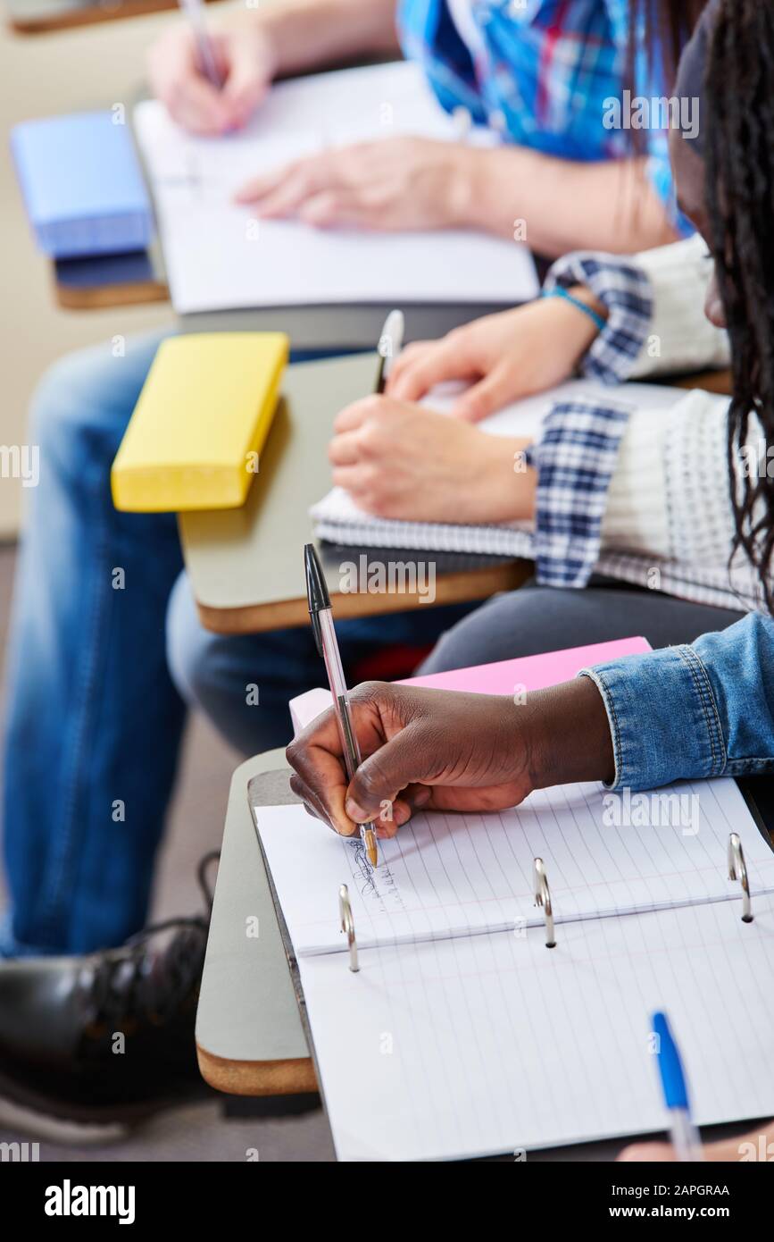 Les élèves écrivent en classe à l'école Banque D'Images
