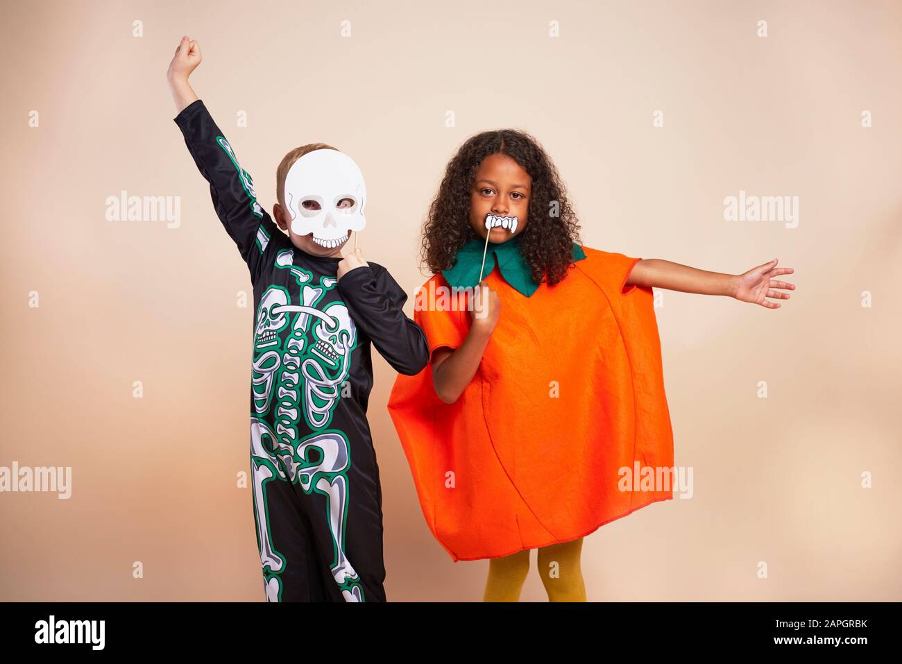 Enfants joyeux avec costume d'Halloween Banque D'Images