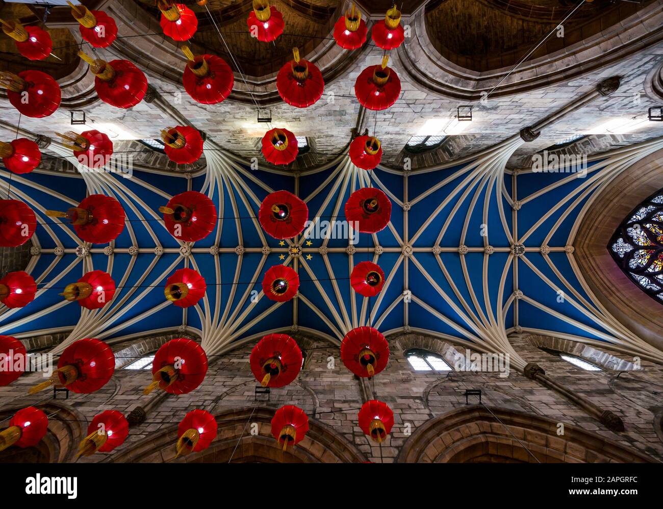 St Giles'S High Kirk (Cathédrale), Royal Mile, Édimbourg, Écosse, Royaume-Uni. 23 janvier 2020. Le festival annuel Burns & Beyond Johnnie Walker sponsorisé. Burns Night coïncide avec la nouvelle année chinoise (qui ne se reproduira plus pendant 76 ans), donc les deux festivals se joignent aux célébrations. Un affichage de 400 lanternes rouges chinoises accrochées au plafond voûté Banque D'Images