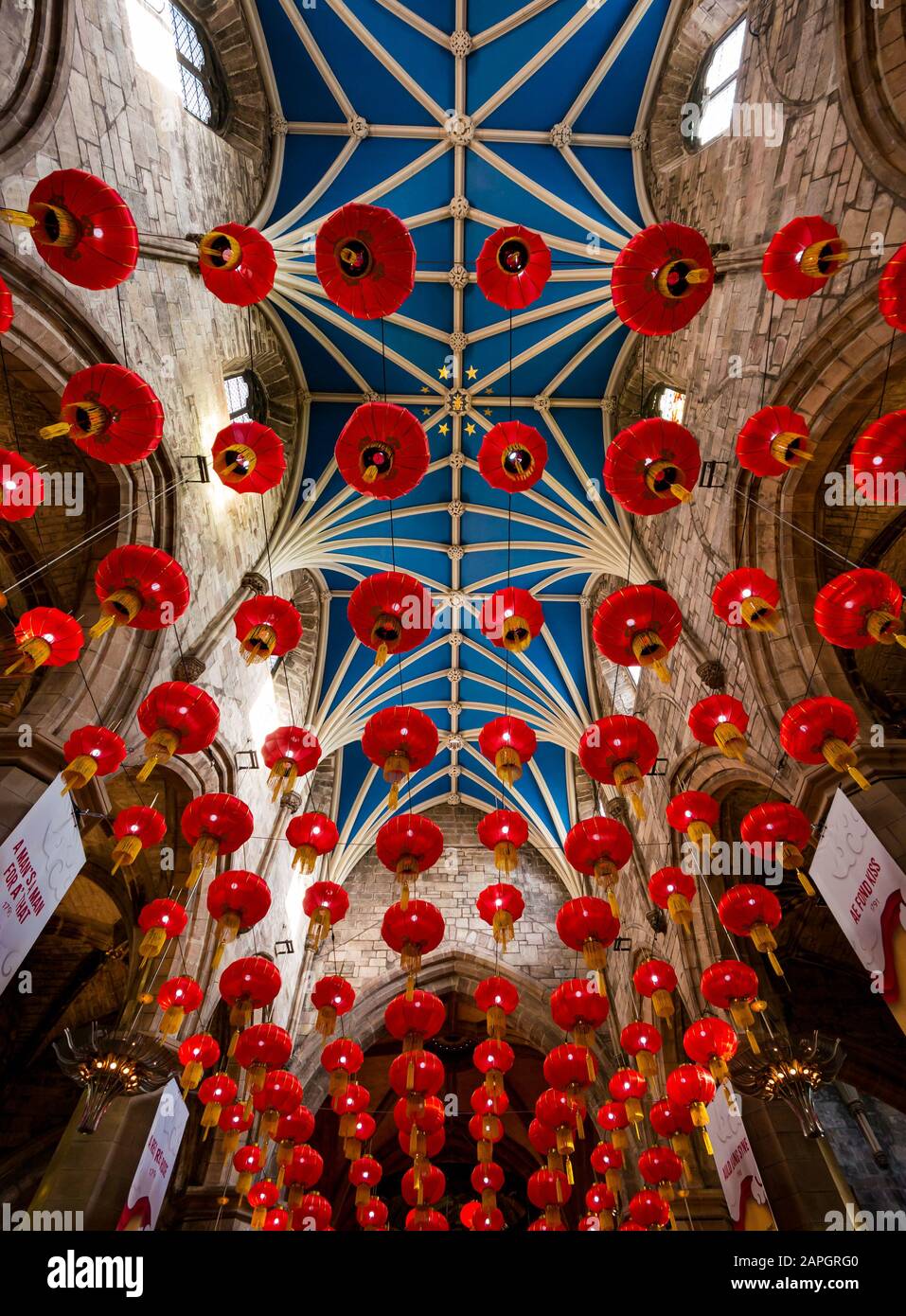 St Giles'S High Kirk (Cathédrale), Royal Mile, Édimbourg, Écosse, Royaume-Uni. 23 janvier 2020. Le festival annuel Burns & Beyond Johnnie Walker sponsorisé. Burns Night coïncide avec la nouvelle année chinoise (qui ne se reproduira plus pendant 76 ans), donc les deux festivals se joignent aux célébrations. Un affichage de 400 lanternes rouges chinoises accrochées au plafond voûté Banque D'Images