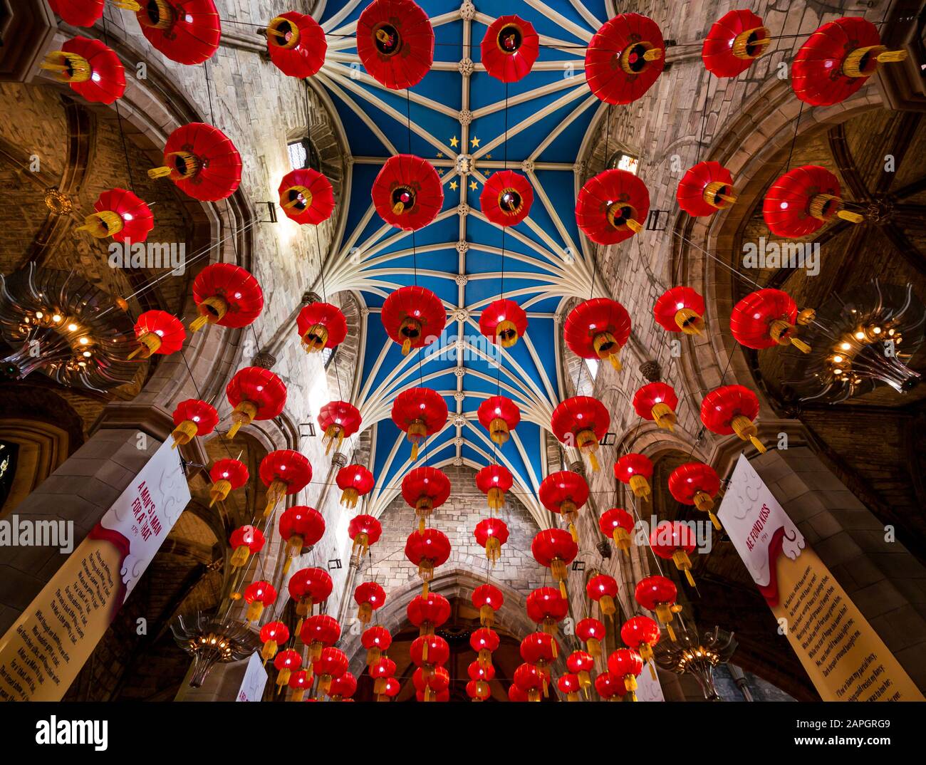 St Giles'S High Kirk (Cathédrale), Royal Mile, Édimbourg, Écosse, Royaume-Uni. 23 janvier 2020. Le festival annuel Burns & Beyond Johnnie Walker sponsorisé. Burns Night coïncide avec la nouvelle année chinoise (qui ne se reproduira plus pendant 76 ans), donc les deux festivals se joignent aux célébrations. Un affichage de 400 lanternes rouges chinoises accrochées au plafond voûté Banque D'Images