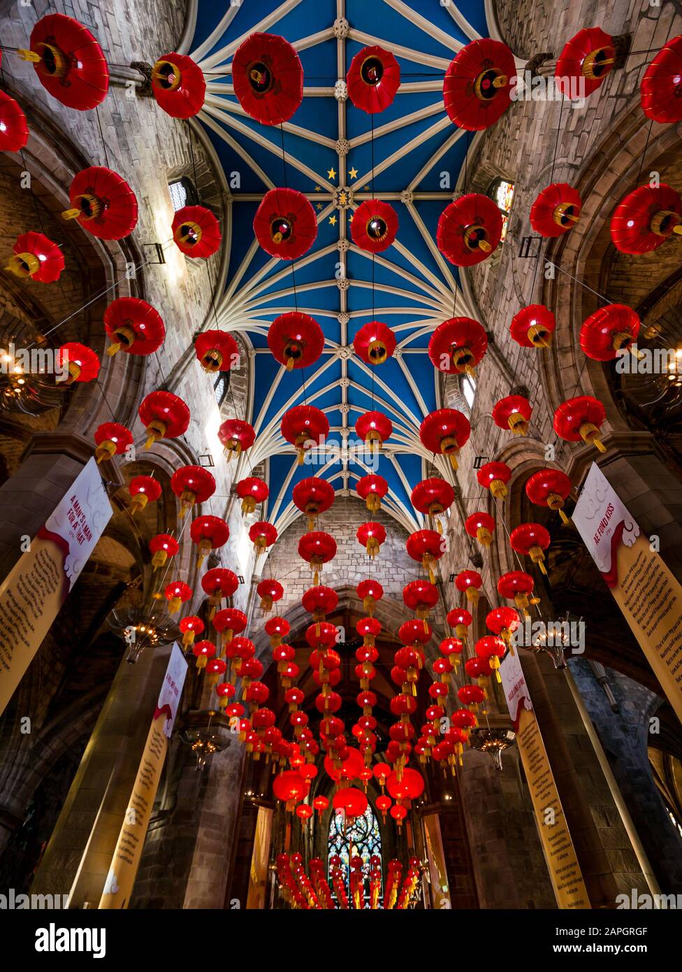 St Giles'S High Kirk (Cathédrale), Royal Mile, Édimbourg, Écosse, Royaume-Uni. 23 janvier 2020. Le festival annuel Burns & Beyond Johnnie Walker sponsorisé. Burns Night coïncide avec la nouvelle année chinoise (qui ne se reproduira plus pendant 76 ans), donc les deux festivals se joignent aux célébrations. Un affichage de 400 lanternes rouges chinoises accrochées au plafond voûté Banque D'Images