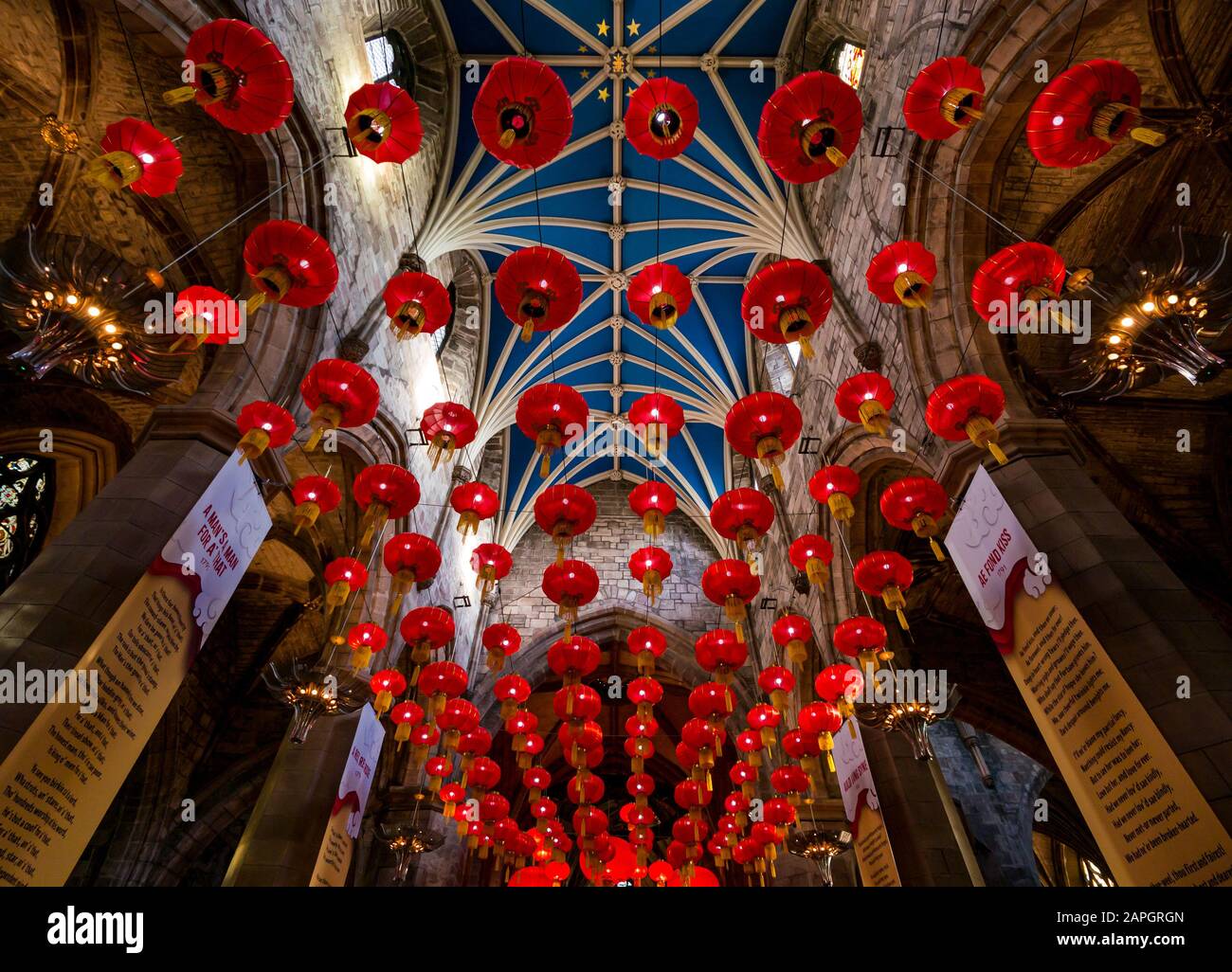 St Giles'S High Kirk (Cathédrale), Royal Mile, Édimbourg, Écosse, Royaume-Uni. 23 janvier 2020. Le festival annuel Burns & Beyond Johnnie Walker sponsorisé. Burns Night coïncide avec la nouvelle année chinoise (qui ne se reproduira plus pendant 76 ans), donc les deux festivals se joignent aux célébrations. Un affichage de 400 lanternes rouges chinoises accrochées au plafond voûté Banque D'Images
